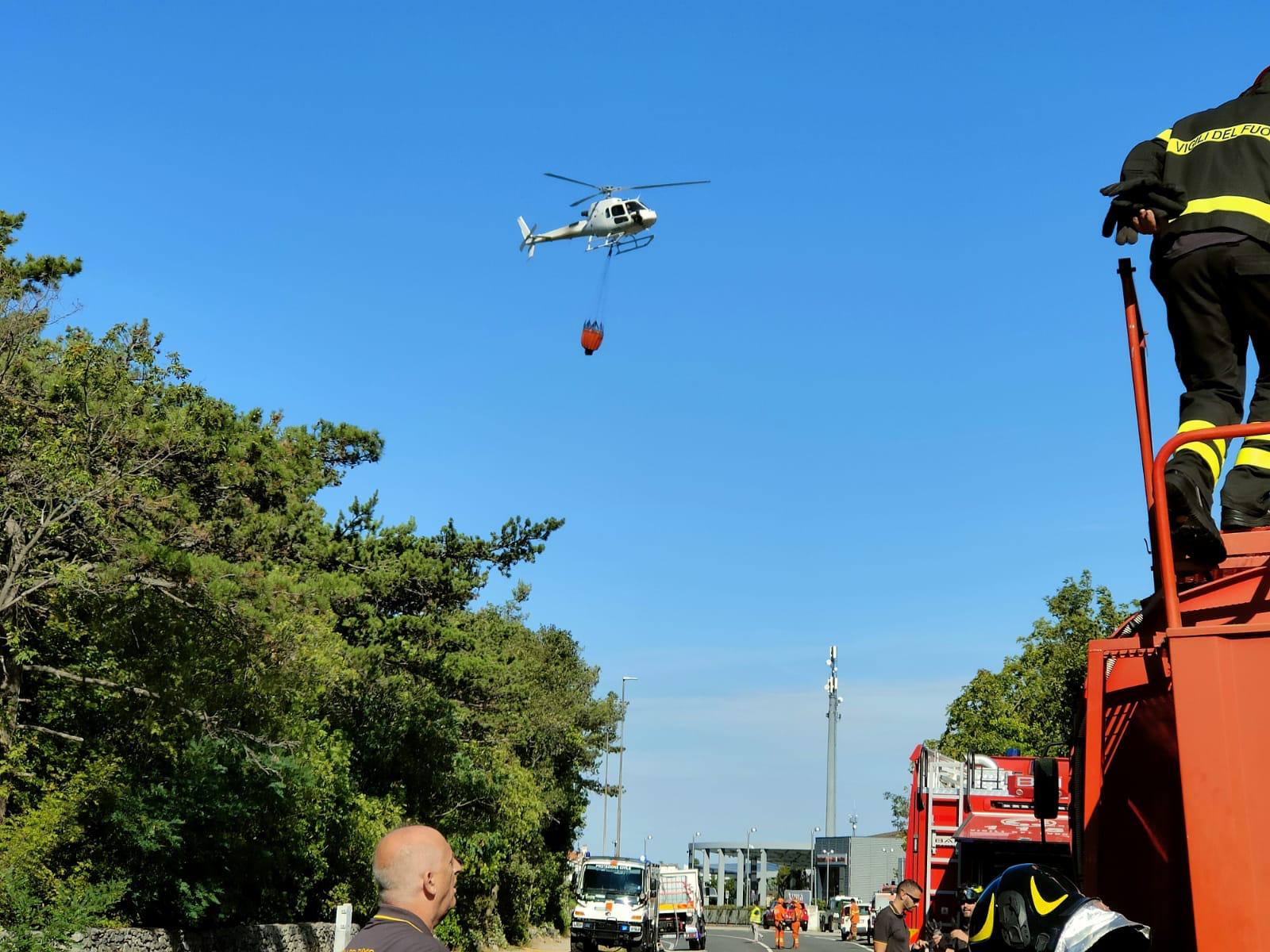 Carso, scoppia nuovo incendio: chiusa statale 14 e svincolo di Duino